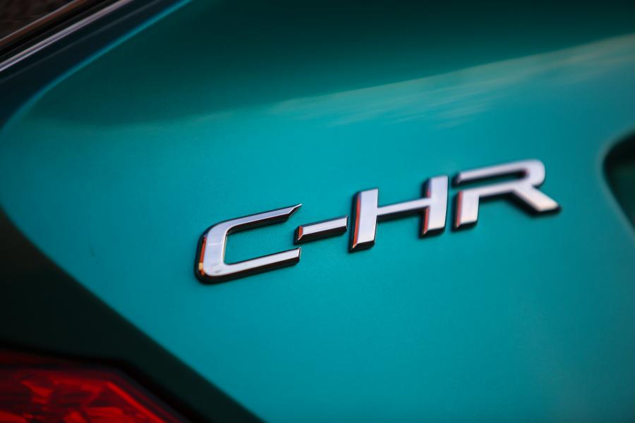 Логотип Toyota C-HR R-Code 2017 года  (NA) (фото 11 из 29)